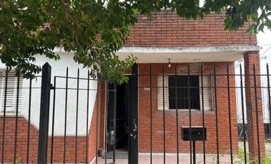 Casa 3 amb.A refaccionar,buena ubicación,residenci