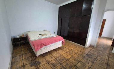 Casa 6 amb. C/ Cochera, patio, jardín y terraza.