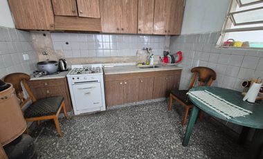 Casa 6 amb. C/ Cochera, patio, jardín y terraza.