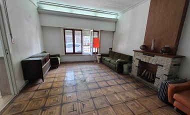 Casa 6 amb. C/ Cochera, patio, jardín y terraza.
