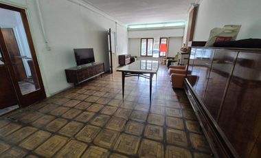 Casa 6 amb. C/ Cochera, patio, jardín y terraza.