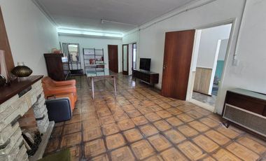 Casa 6 amb. C/ Cochera, patio, jardín y terraza.