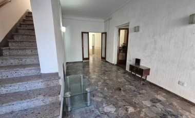 Casa 6 amb. C/ Cochera, patio, jardín y terraza.