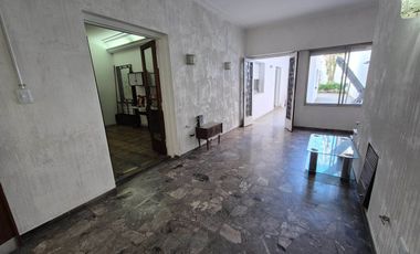 Casa 6 amb. C/ Cochera, patio, jardín y terraza.