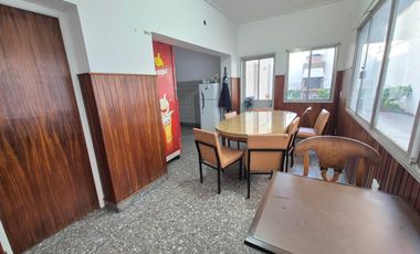 Casa 6 amb. C/ Cochera, patio, jardín y terraza.
