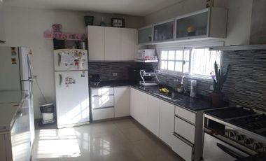 Ideal 2 familias Casa en venta 5 ambientes Bernal