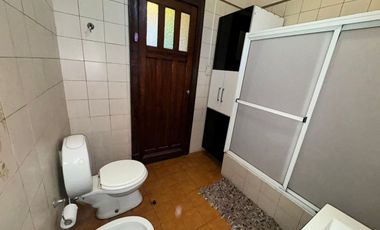CASA C/DEPTO Y GRAN LOTE