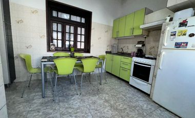 CASA C/DEPTO Y GRAN LOTE