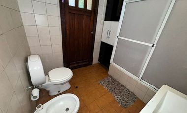 CASA C/DEPTO Y GRAN LOTE