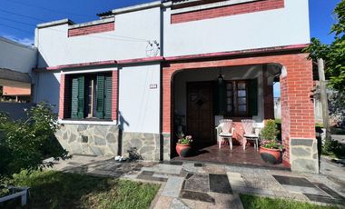 CASA C/DEPTO Y GRAN LOTE