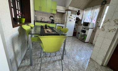 CASA C/DEPTO Y GRAN LOTE
