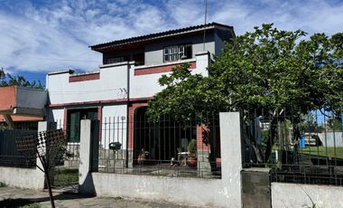 CASA C/DEPTO Y GRAN LOTE