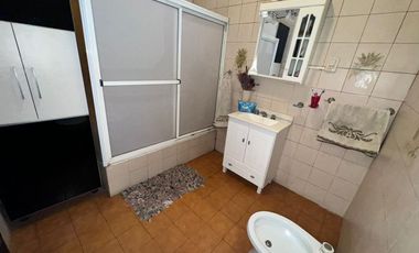 CASA C/DEPTO Y GRAN LOTE
