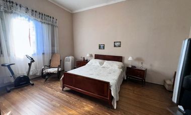 CASA C/DEPTO Y GRAN LOTE