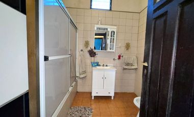 CASA C/DEPTO Y GRAN LOTE