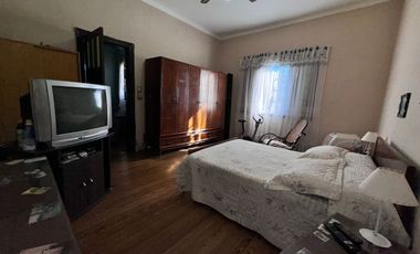 CASA C/DEPTO Y GRAN LOTE