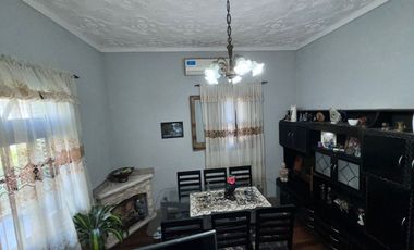 CASA C/DEPTO Y GRAN LOTE