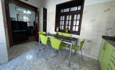 CASA C/DEPTO Y GRAN LOTE