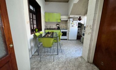 CASA C/DEPTO Y GRAN LOTE