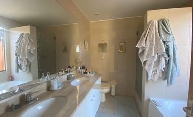 Arriendo casa en Los Trapenses Condominio 5d+serv.