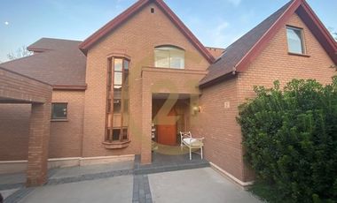 Arriendo casa en Los Trapenses Condominio 5d+serv.