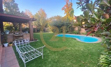 Arriendo casa en Los Trapenses Condominio 5d+serv.