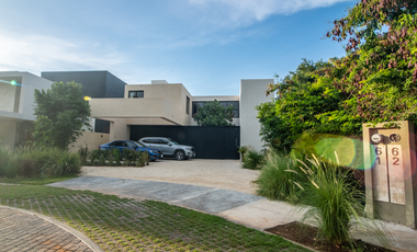 Casa en venta lista para entrega, Privada Compostela Xcanatún