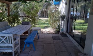 CASA  CON 37 METROS ORILLA LAGO