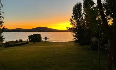 CASA  CON 37 METROS ORILLA LAGO