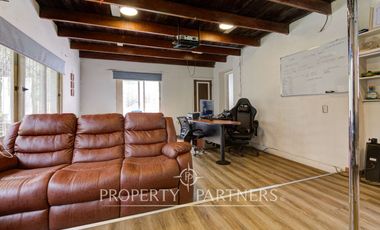 Casa ideal para renovar en el encantador barrio de Plaza Las Lilas