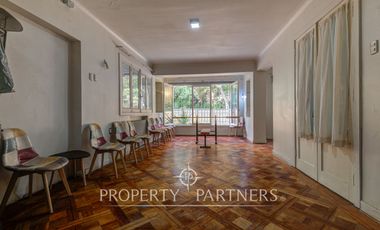 Casa ideal para renovar en el encantador barrio de Plaza Las Lilas