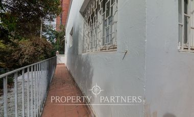 Casa ideal para renovar en el encantador barrio de Plaza Las Lilas