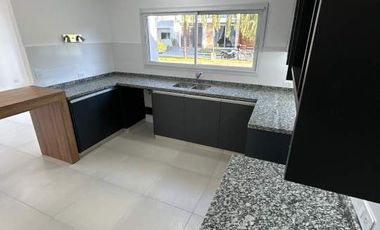 Casa a estrenar en barrio privado