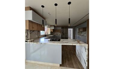 Casa en Venta con piscina, Poblado San Lucas en Medellín