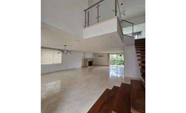 Casa en Venta con piscina, Poblado San Lucas en Medellín