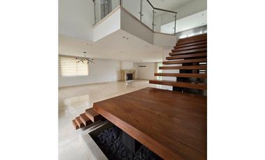 Casa en Venta con piscina, Poblado San Lucas en Medellín