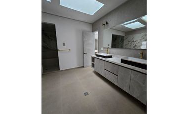 Casa en Venta con piscina, Poblado San Lucas en Medellín