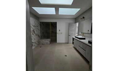 Casa en Venta con piscina, Poblado San Lucas en Medellín