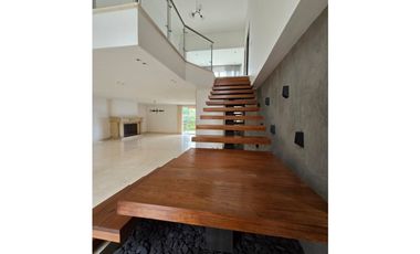 Casa en Venta con piscina, Poblado San Lucas en Medellín