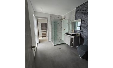 Casa en Venta con piscina, Poblado San Lucas en Medellín