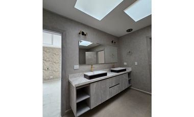 Casa en Venta con piscina, Poblado San Lucas en Medellín