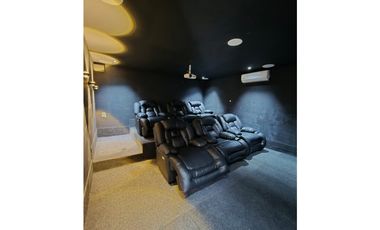 Casa en Venta con piscina, Poblado San Lucas en Medellín