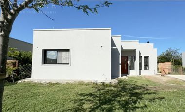 Venta Casa en Barrio San Ramon - Pilar de Este - Zelaya