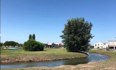 Terreno en  Cruz del Sur. Muy buena ubicacion.