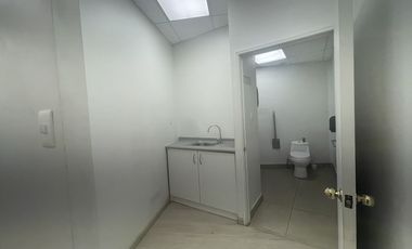 SE ARRIENDA LOCAL COMERCIAL EN CALLE ESMERALDA (CÓD. 492)