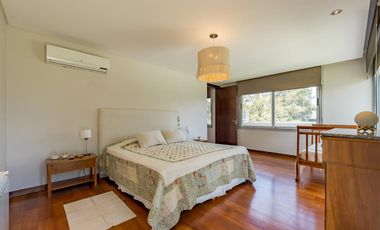 Casa en Venta 412m² · 5 ambientes 2 cocheras con Piscina en Barrio Palos Verdes Fisherton