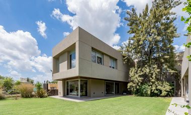 Casa en Venta 412m² · 5 ambientes 2 cocheras con Piscina en Barrio Palos Verdes Fisherton