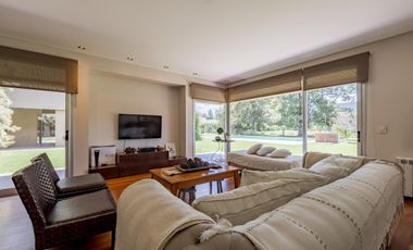Casa en Venta 412m² · 5 ambientes 2 cocheras con Piscina en Barrio Palos Verdes Fisherton