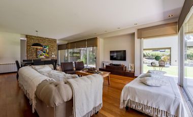 Casa en Venta 412m² · 5 ambientes 2 cocheras con Piscina en Barrio Palos Verdes Fisherton
