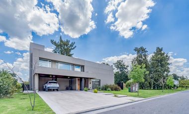 Casa en Venta 412m² · 5 ambientes 2 cocheras con Piscina en Barrio Palos Verdes Fisherton